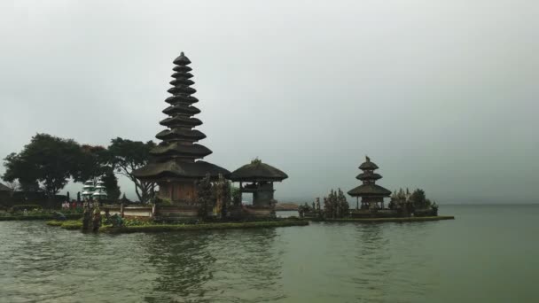 หอคอยของวัด ulun danu beratan ข้างทะเลสาบ Bratan, บาหลี — วีดีโอสต็อก