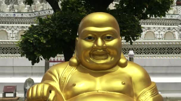 BANGKOK, THAILAND- JUNE, 21, 2017: close up of sat golden buddha at wat arun temple in bangzinger — Vídeo de Stock