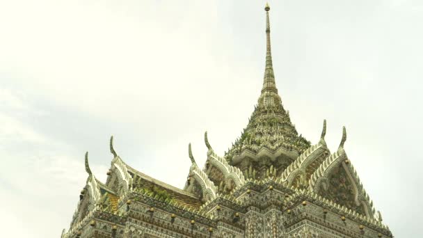 BANGKOK, THAILAND- 21 HAZİRAN 2017: Bangkok 'taki Wat Arun Tapınağı binasının çatısında — Stok video