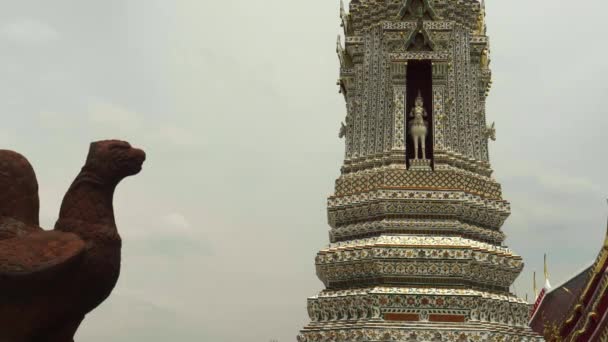 BANGKOK, THAILAND- 21 HAZİRAN 2017: Wat Arun Tapınağı, Bangkok 'ta küçük bir uyduya zum yap — Stok video