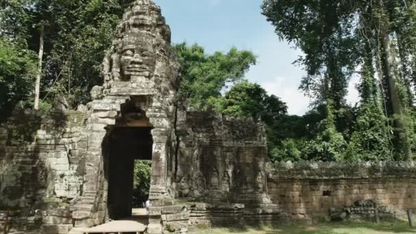 Banteay Kdei Tapınağı 'ndaki bir yüz kulesinin geniş açılı görüntüsü, Angkor Wat — Stok video