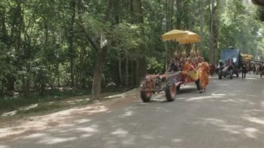 SIEM REAP, CAMBODYA - 29 Haziran 2017: Angkor Wat yakınlarındaki bir geçit töreninde yakında Budist rahipler tarafından başlatılacak.
