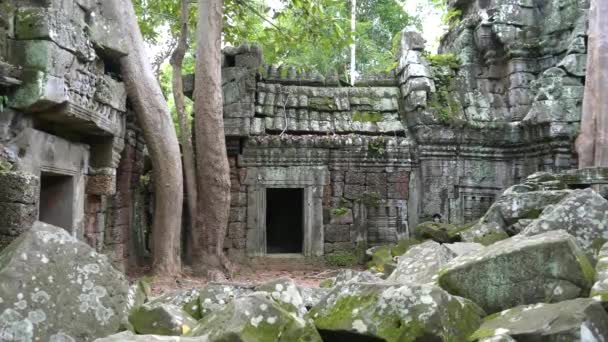 Zoom avant sur une porte au temple ta nei, angkor — Video