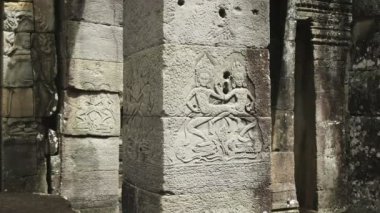 Banteay Kdei Tapınağı 'ndaki iki kadın dansçının eğimli manzarası.