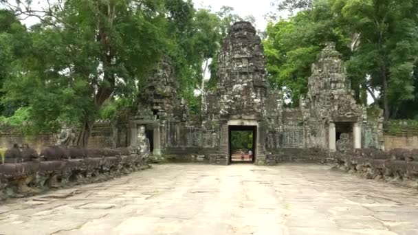 Gimbal steadicam skott går mot östra porten av preah khan templet — Stockvideo