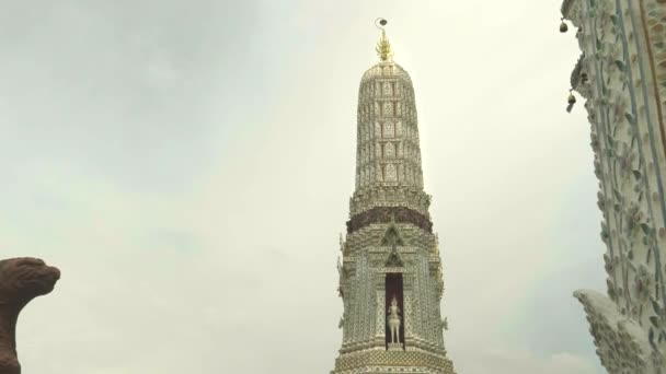 Inclinazione verso il basso colpo di un prang satellitare più piccolo a Wat Arun, Bangladesh — Video Stock