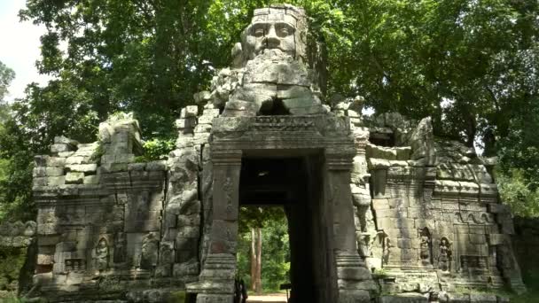 Широкий выстрел западных ворот храма banteay kdei, Ангкор Ват — стоковое видео