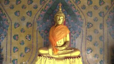 Wat Arun Tapınağı kompleksi, Bangkok 'ta bir Buda heykelinin yakınında.