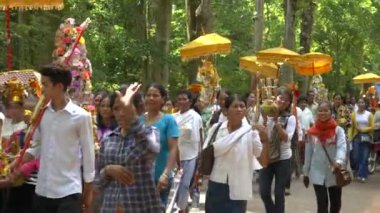 Budist keşişler ve Kamboçya yerlileri Angkor Wat yakınlarında bir geçit töreninde.