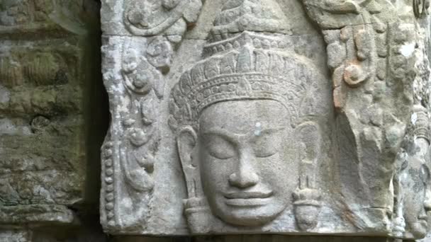 Pfanne eines geschnitzten Gesichts im Preah Khan Tempel — Stockvideo
