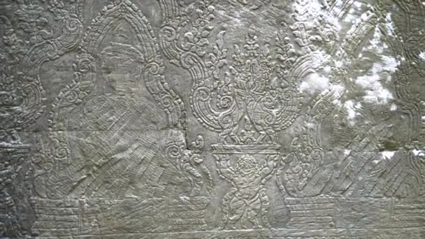 Vergrößern auf geschnitzte Dekorationen an einer Wand im Preah Khan Tempel — Stockvideo