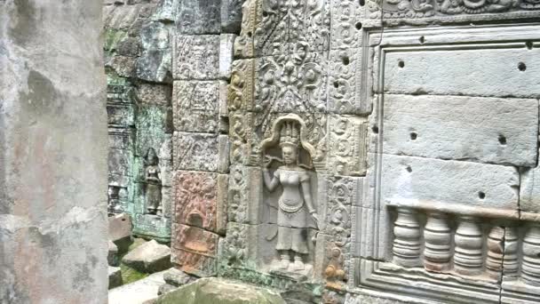 Baixo relevo esculpido de um devata no templo preah khan, cambodia — Vídeo de Stock