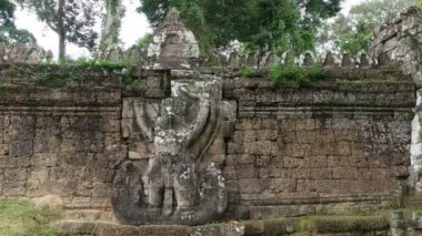 Preah Khan tapınağının dış duvarına taş Garuda oyulmuş.