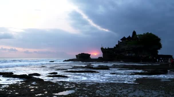 Широкий обзор танаха на закате во время отлива на бали — стоковое видео