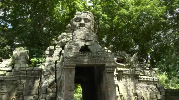 Возле ангкор-ват открываются западные ворота бантей-кхмле — стоковое видео