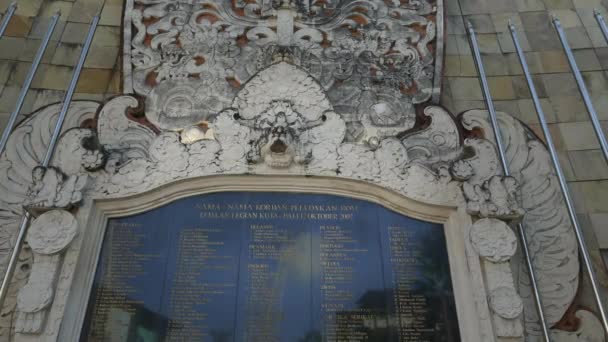 KUTA, INDONESIA - JUNE, 17, 2017: close up of the plaque at the bali bombing memorial in kuta beach — Stock Video