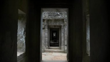 Angkor Wat yakınlarındaki Preah Khan Tapınağı 'nın koridoruna yakınlaş.