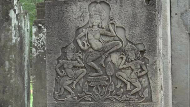 Bajorrelieve tallado de bailarines en el templo de bayon — Vídeos de Stock