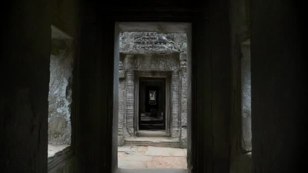Zoom avant sur un couloir du temple preah khan près d'angkor wat — Video