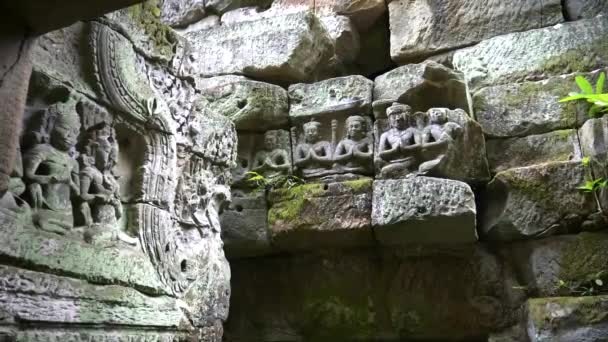 Preah Khan寺の彫刻されたリネルのショットをズームアウト — ストック動画