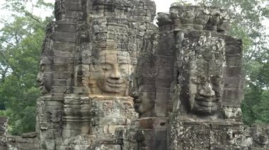 Bayon tapınağındaki dört büyük taş yüzün tavası.