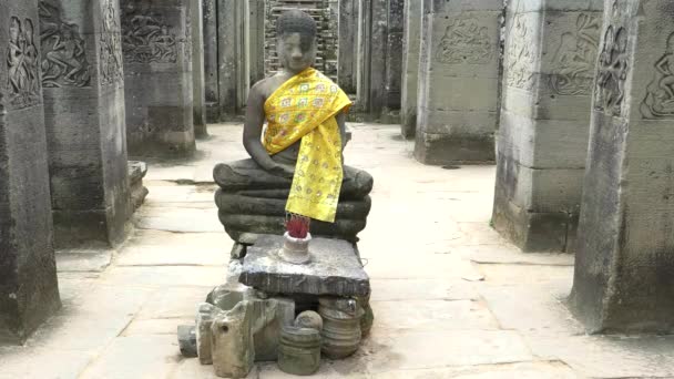 Une statue de bouddha dans un couloir de temple de bayon — Video