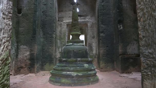 Preah Khan tapınağının yıkıntılarının içindeki stupa. — Stok video