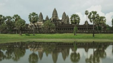 Angkor Wat tapınağına yakın gölde yansımaları var.