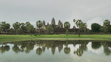 Angkor Wat tapınağının geniş açılı görüntüsü ve yansıyan gölet.