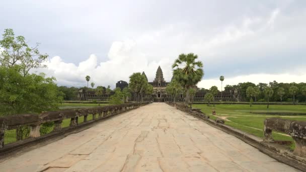 Final da tarde tiro do caminho para angkor wat templo sem turistas — Vídeo de Stock