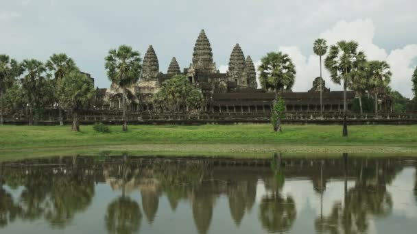 Närbild av angkor wat tempel med reflektioner i en damm — Stockvideo