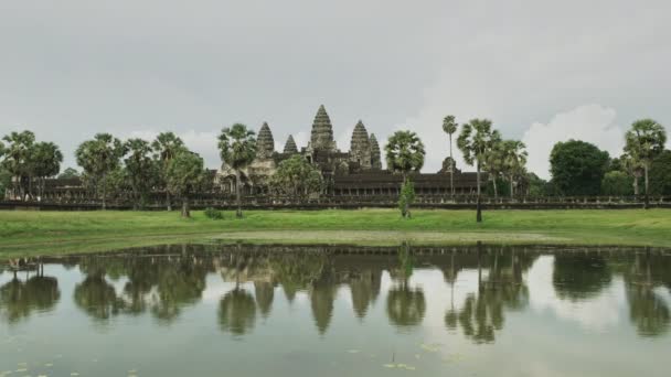 Angkor Wat tapınağının geniş açılı görüntüsü ve yansıyan gölet. — Stok video