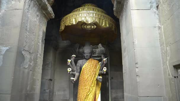 Una statua di vishnu all'ingresso del tempio di angkor wat — Video Stock