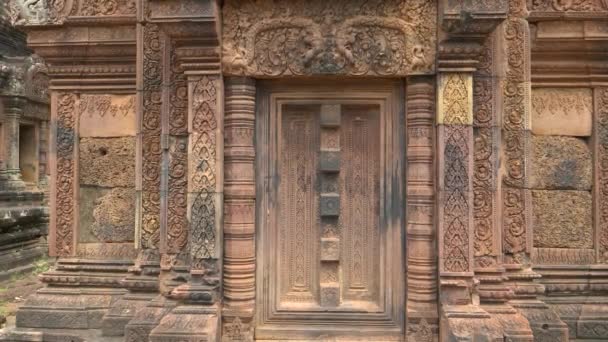 Inclinar-se tiro de belas esculturas no templo banteay srei em angkor — Vídeo de Stock