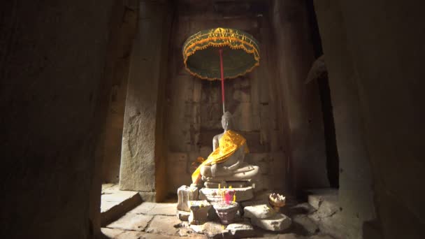 Tiro ultra largo de uma estátua de buddha em templo de baião — Vídeo de Stock