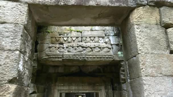 Dintel tallado con figuras sentadas en el templo preah khan — Vídeos de Stock