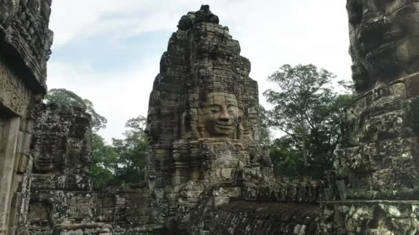 Slavný úsměv tvář řezbářství na bayon chrámu — Stock video