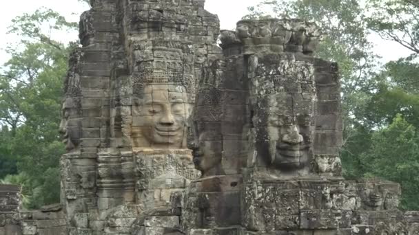 Zoom em quatro grandes rostos de pedra esculpida no templo de baião — Vídeo de Stock