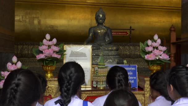 BANGKOK, THAILAND- JUNE, 21, 2017: close up of schoolgirls worshiping at wat pho in bangzinger — Vídeo de Stock