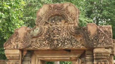 Banteay Srei Tapınağı 'nda ustalıkla oyulmuş bir taş heykel.