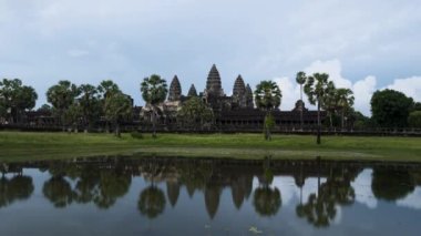 Fırtına bulutlarının yükselmesi ve Angkor Wat yansımaları