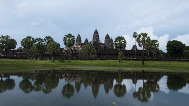 Tijd verstrijken van storm wolken gebouw en angkor wat reflecties — Stockvideo