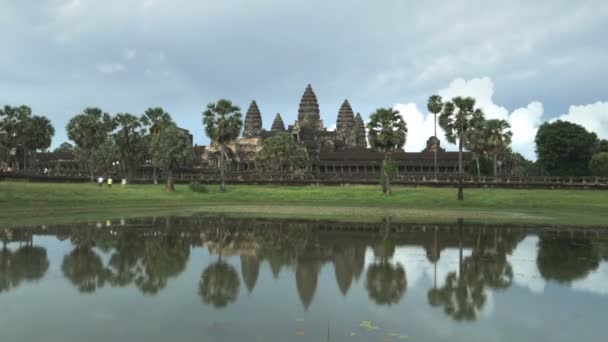 Время окончания строительства грозовых облаков и отражений в бассейнах храма Ангкор Ват — стоковое видео