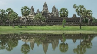Angkor Wat tapınağına ve bilardodaki yansımasına yakınlaş.