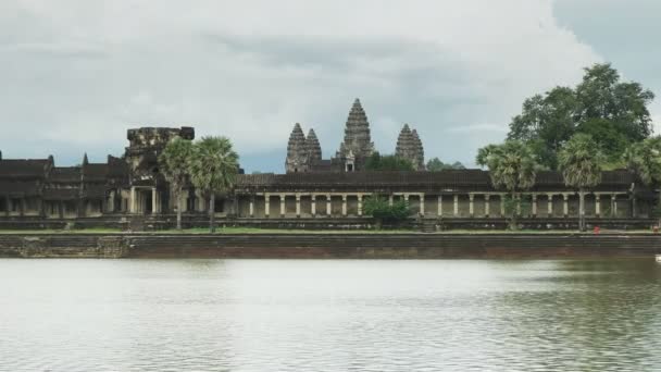 Angkor wat kuleleri ve büyük angkor wat tapınağı hendeği alacakaranlıkta. — Stok video