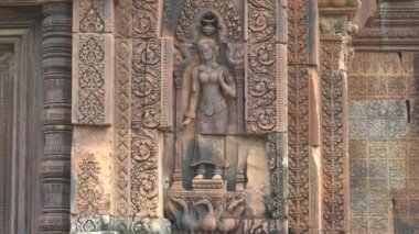 Angkor 'daki Banteay Srei Tapınağı' nda bir devatanın rahatlaması.