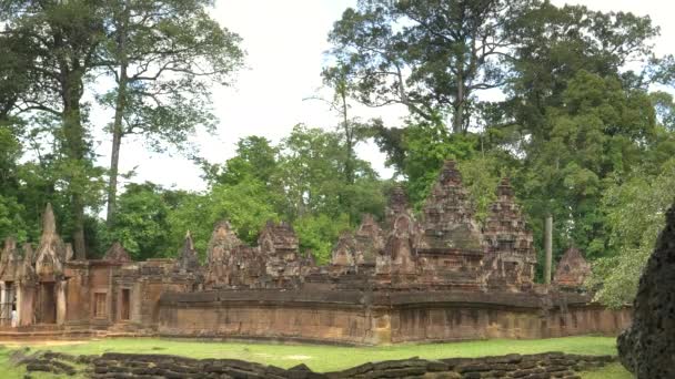 Ampla vista das ruínas do templo srei banteay em angkor — Vídeo de Stock