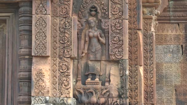 Bas relief av en devata i en nisch på banteay srei tempel i angkor — Stockvideo