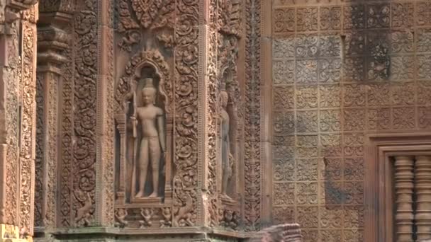 Zooma in på en sten bas relief carving av en figur på banteay srei i angkor — Stockvideo