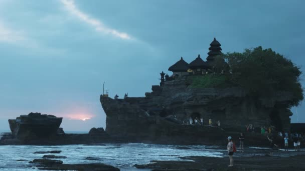 Primer plano de balis tanah mucho templo al atardecer durante la marea baja — Vídeos de Stock